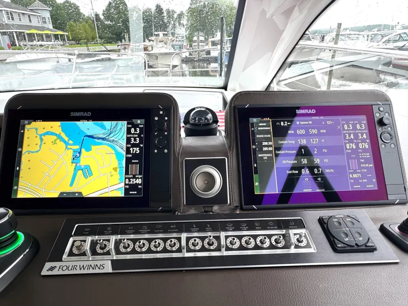 Slide: The Image of Four Winns V355 Coupe OB 2020 - 16