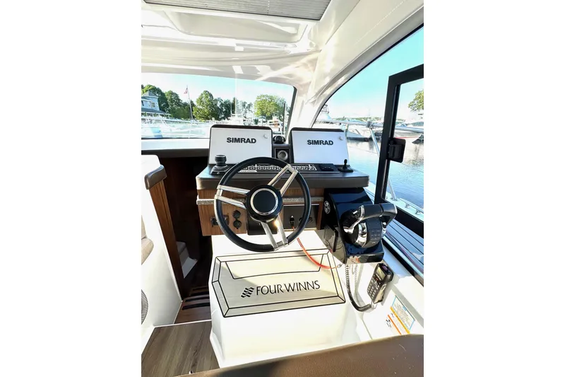 Slide: The Image of Four Winns V355 Coupe OB 2020 - 14