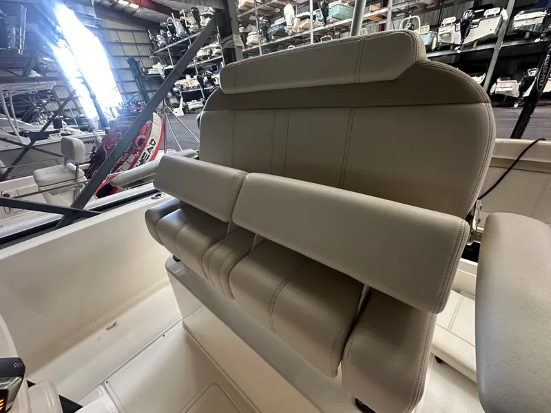 Slide: The Image of Boston Whaler 220 DAUNTLESS 2023 - 10