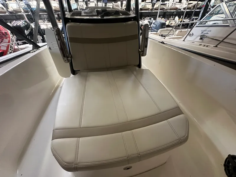 Slide: The Image of Boston Whaler 220 DAUNTLESS 2023 - 13