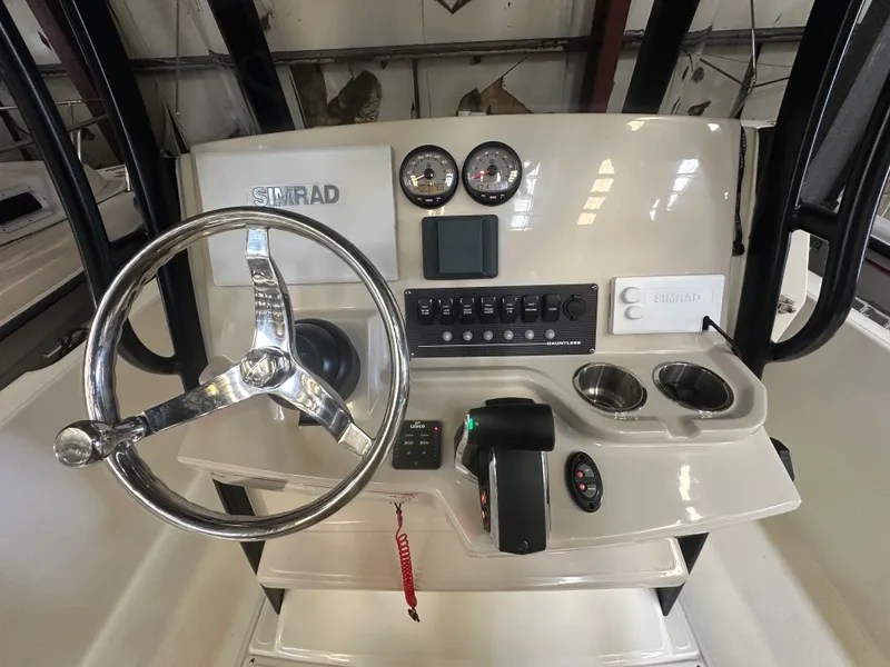 Slide: The Image of Boston Whaler 220 DAUNTLESS 2023 - 5