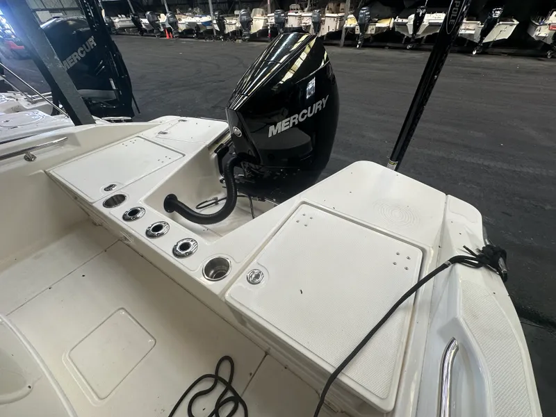 Slide: The Image of Boston Whaler 220 DAUNTLESS 2023 - 16
