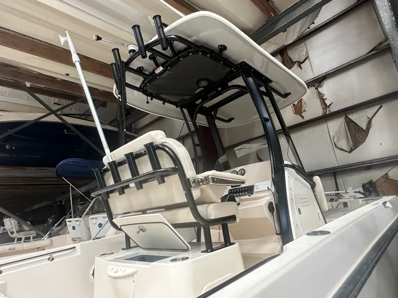 Slide: The Image of Boston Whaler 220 DAUNTLESS 2023 - 4