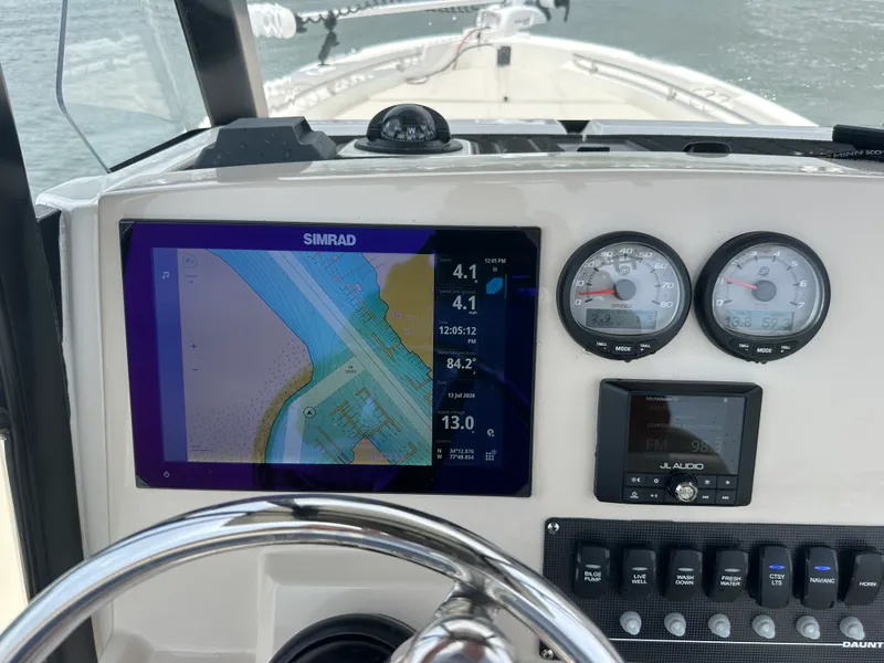 Slide: The Image of Boston Whaler 220 DAUNTLESS 2023 - 16