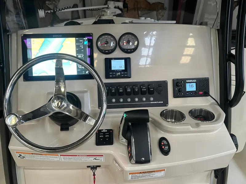 Slide: The Image of Boston Whaler 220 DAUNTLESS 2023 - 6