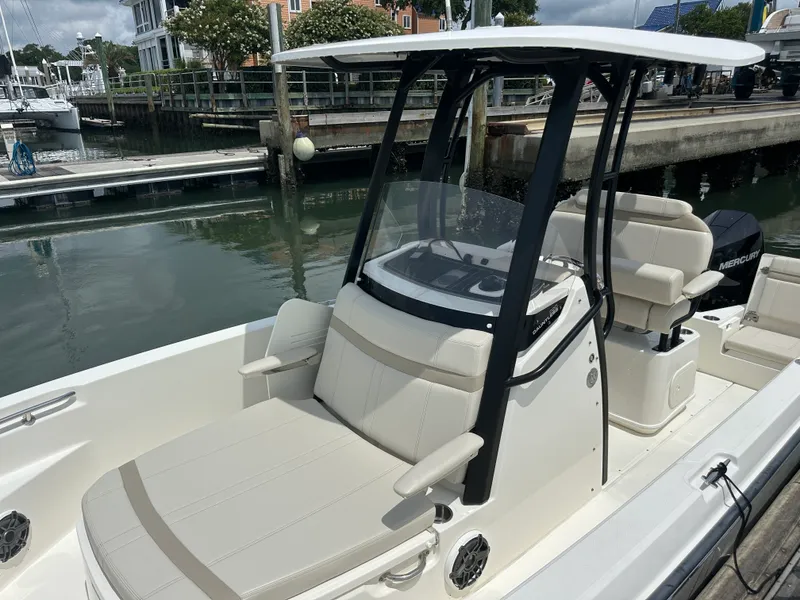 Slide: The Image of Boston Whaler 220 DAUNTLESS 2023 - 10