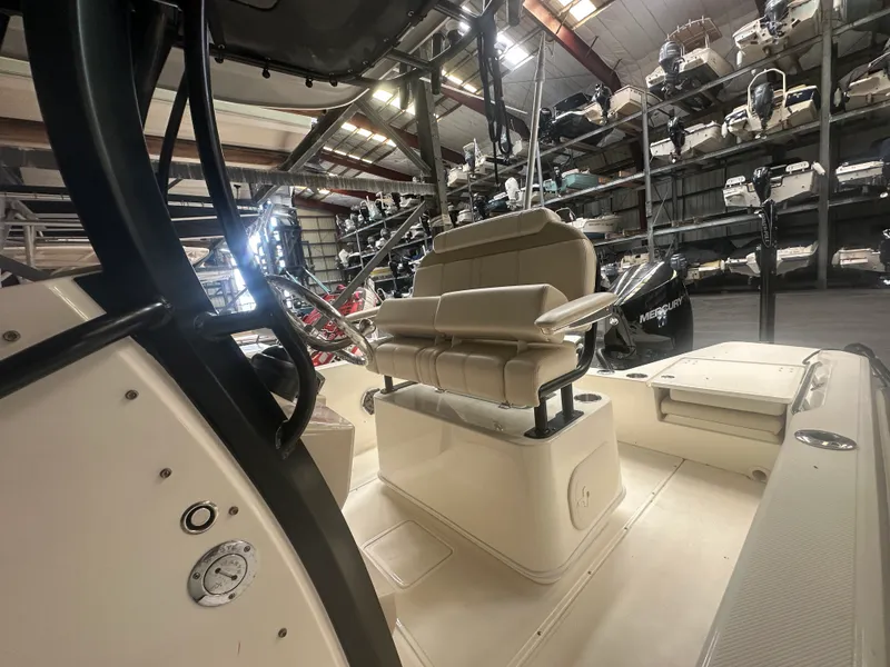 Slide: The Image of Boston Whaler 220 DAUNTLESS 2023 - 3