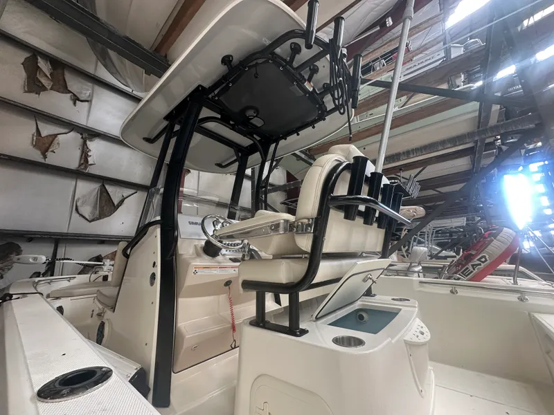 Slide: The Image of Boston Whaler 220 DAUNTLESS 2023 - 20