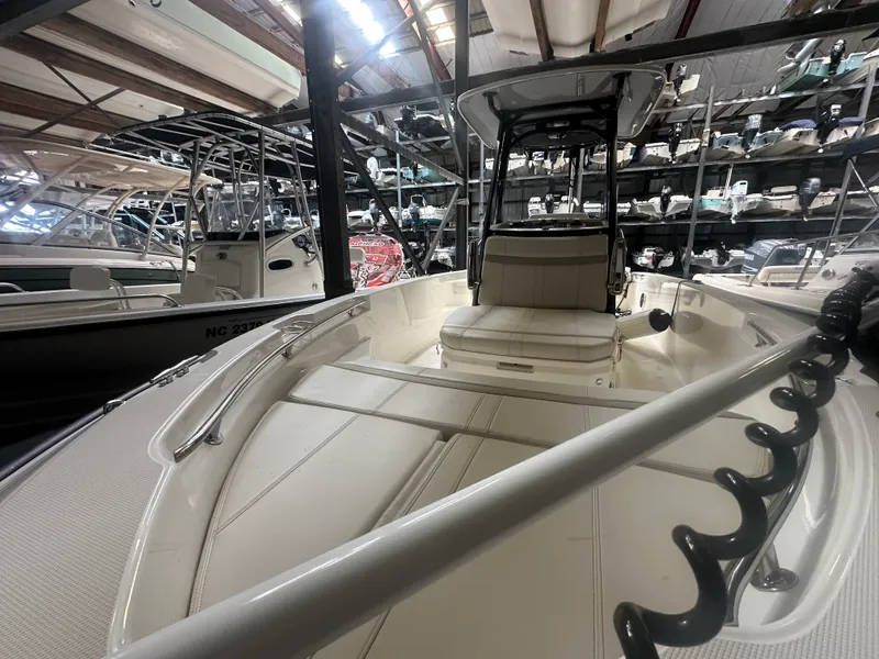 Slide: The Image of Boston Whaler 220 DAUNTLESS 2023 - 18