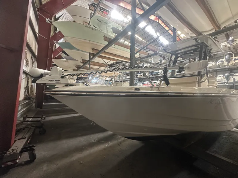 Slide: The Image of Boston Whaler 220 DAUNTLESS 2023 - 21