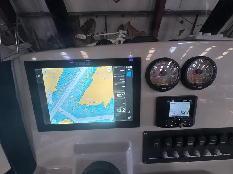 Slide: The Image of Boston Whaler 220 DAUNTLESS 2023 - 9