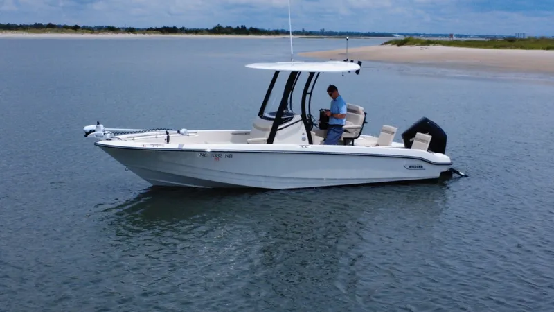 Slide: The Image of Boston Whaler 220 DAUNTLESS 2023 - 2