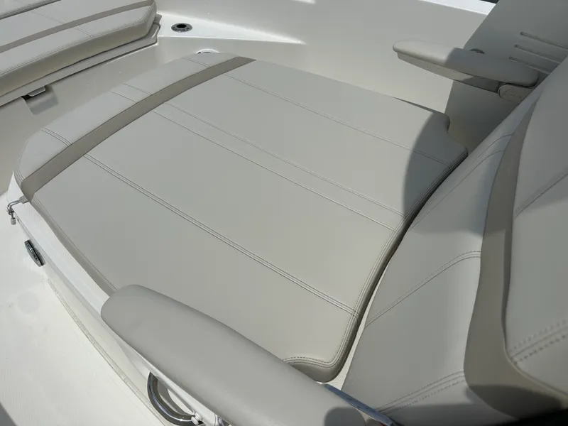 Slide: The Image of Boston Whaler 220 DAUNTLESS 2023 - 6