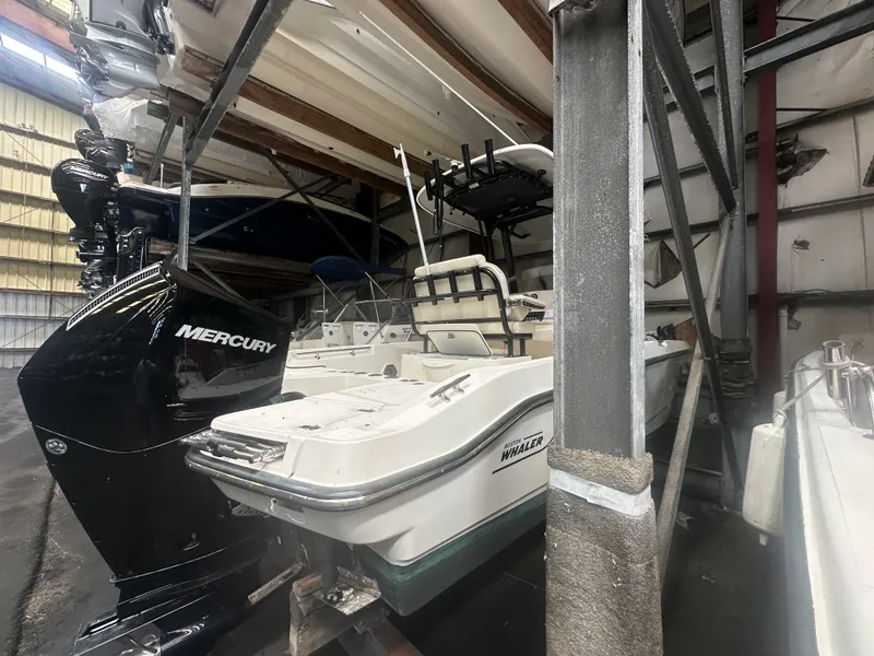 Slide: The Image of Boston Whaler 220 DAUNTLESS 2023 - 22