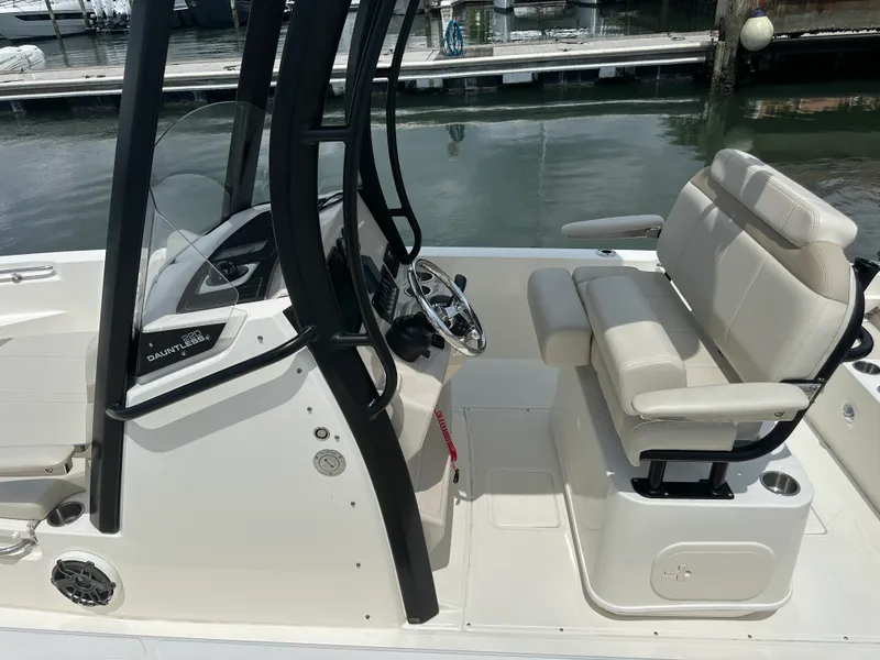 Slide: The Image of Boston Whaler 220 DAUNTLESS 2023 - 11