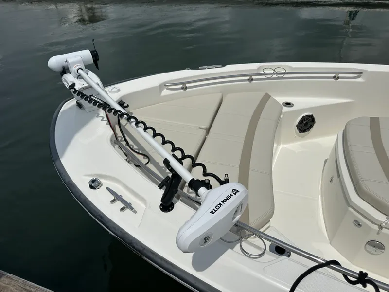 Slide: The Image of Boston Whaler 220 DAUNTLESS 2023 - 8