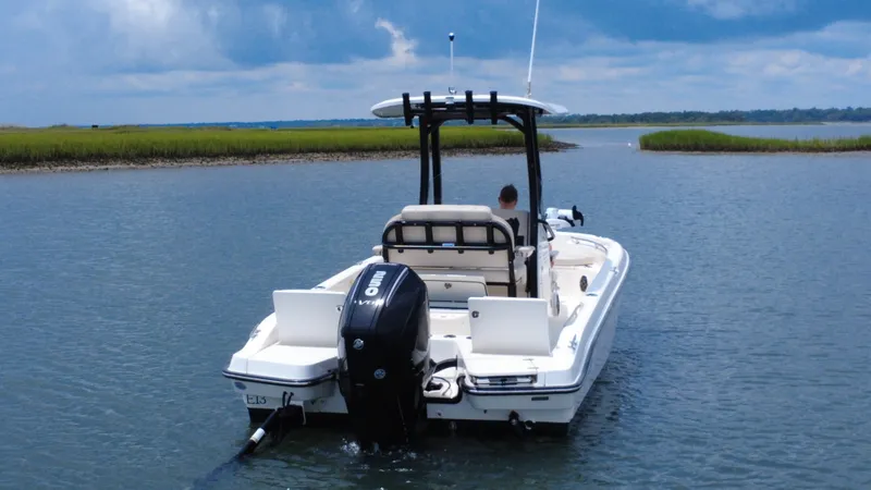 Slide: The Image of Boston Whaler 220 DAUNTLESS 2023 - 4