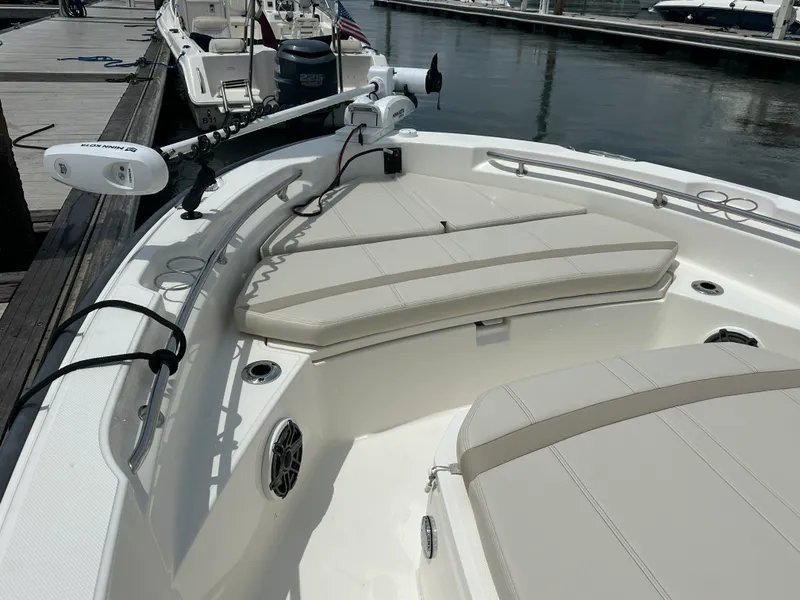 Slide: The Image of Boston Whaler 220 DAUNTLESS 2023 - 7
