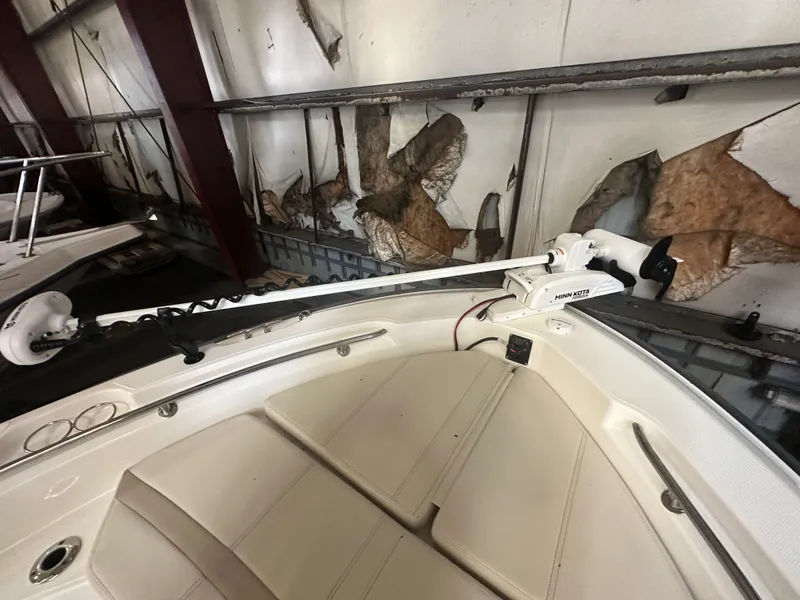 Slide: The Image of Boston Whaler 220 DAUNTLESS 2023 - 12