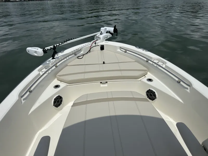 Slide: The Image of Boston Whaler 220 DAUNTLESS 2023 - 19