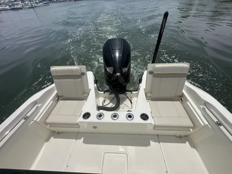 Slide: The Image of Boston Whaler 220 DAUNTLESS 2023 - 20