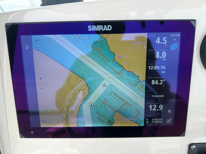 Slide: The Image of Boston Whaler 220 DAUNTLESS 2023 - 17