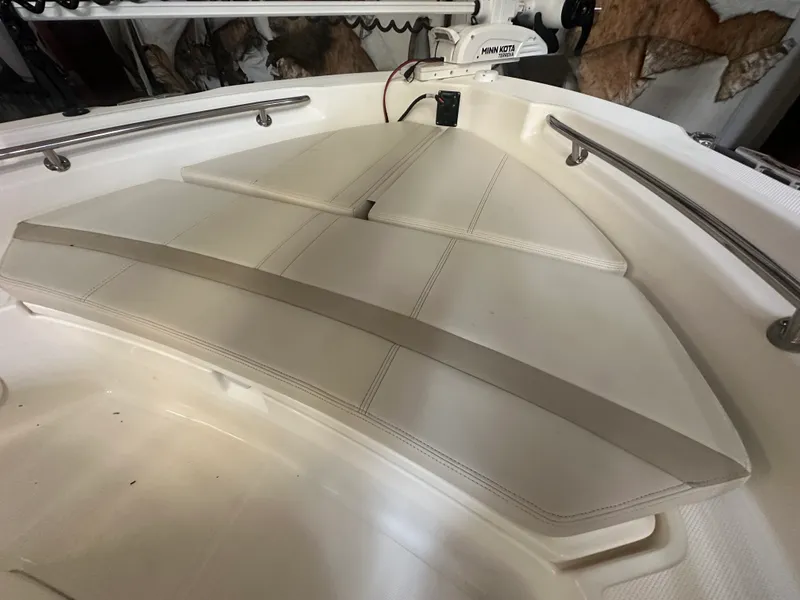 Slide: The Image of Boston Whaler 220 DAUNTLESS 2023 - 14