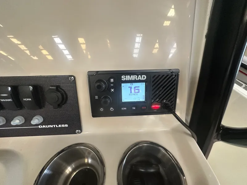 Slide: The Image of Boston Whaler 220 DAUNTLESS 2023 - 8
