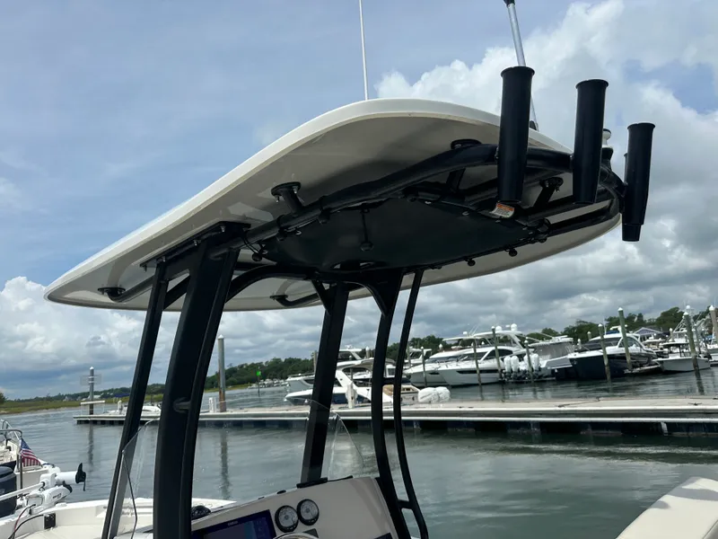 Slide: The Image of Boston Whaler 220 DAUNTLESS 2023 - 13