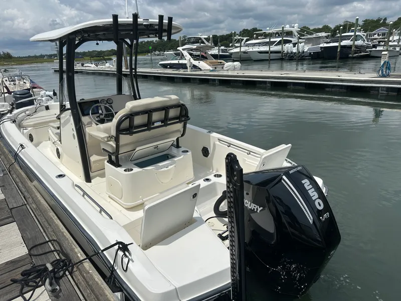 Slide: The Image of Boston Whaler 220 DAUNTLESS 2023 - 15