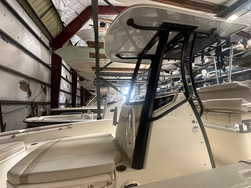 Slide: The Image of Boston Whaler 220 DAUNTLESS 2023 - 19