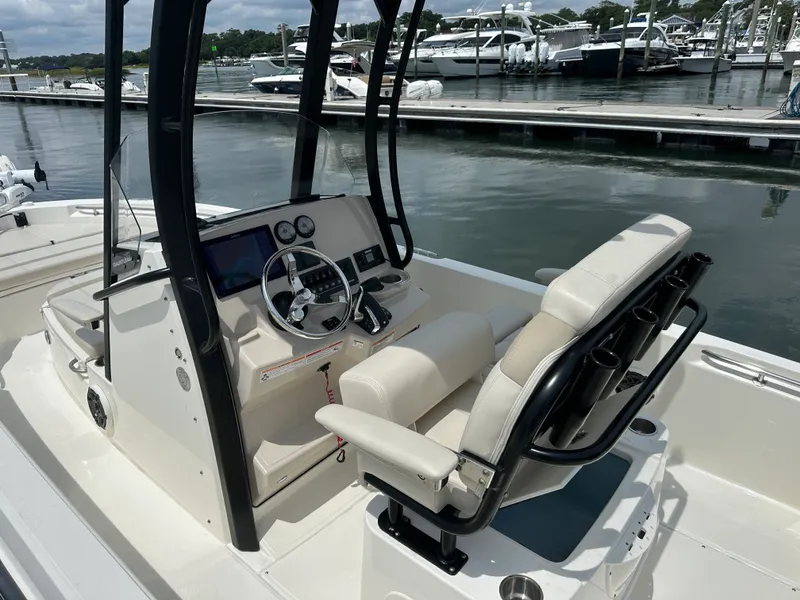 Slide: The Image of Boston Whaler 220 DAUNTLESS 2023 - 12