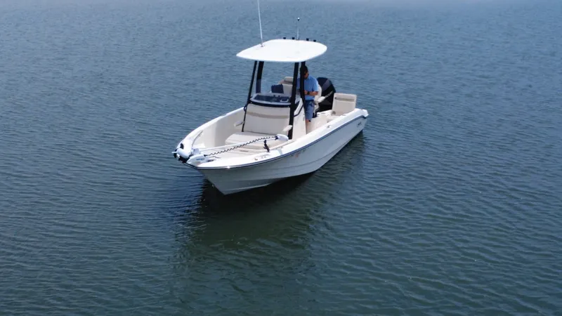 Slide: The Image of Boston Whaler 220 DAUNTLESS 2023 - 3