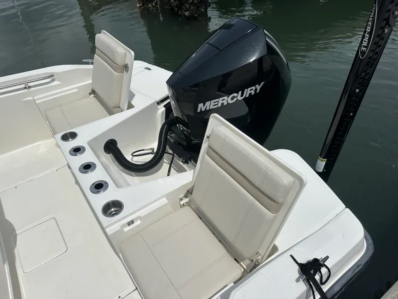 Slide: The Image of Boston Whaler 220 DAUNTLESS 2023 - 14