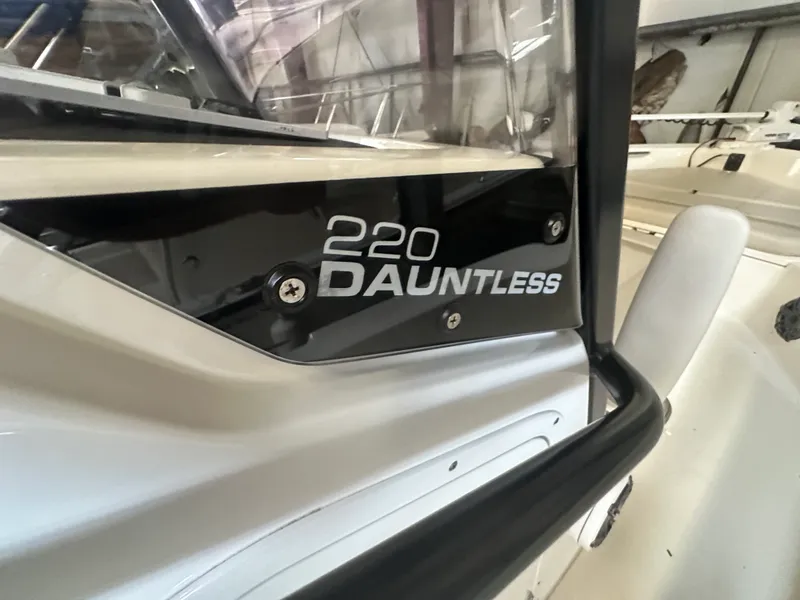 Slide: The Image of Boston Whaler 220 DAUNTLESS 2023 - 15