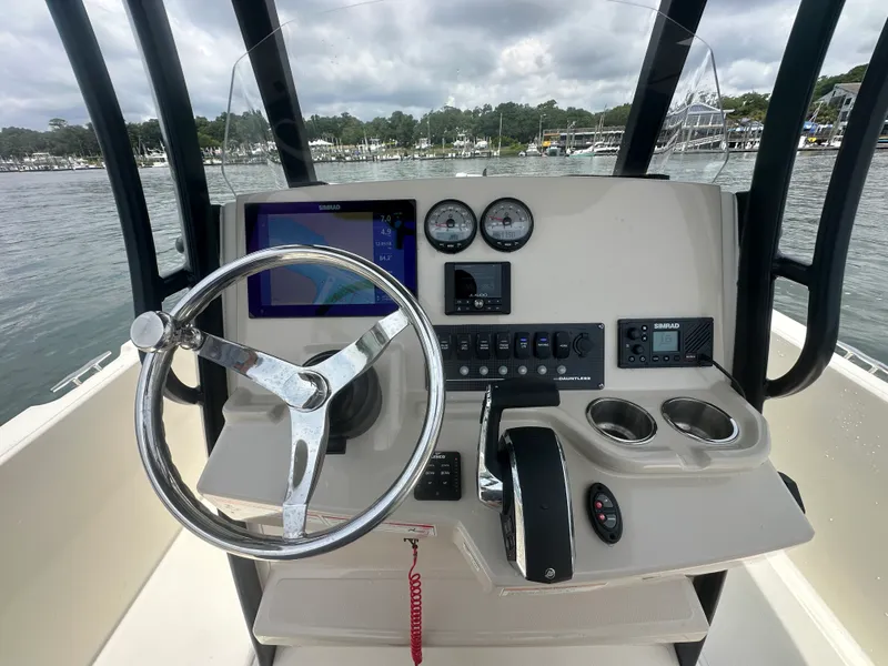 Slide: The Image of Boston Whaler 220 DAUNTLESS 2023 - 21