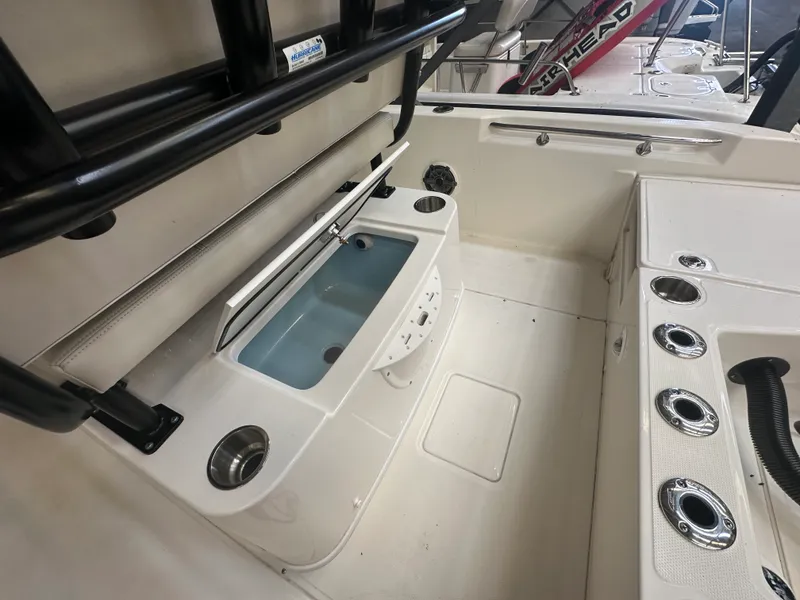 Slide: The Image of Boston Whaler 220 DAUNTLESS 2023 - 17
