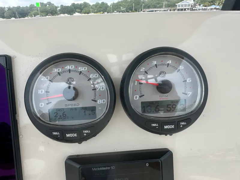 Slide: The Image of Boston Whaler 220 DAUNTLESS 2023 - 18