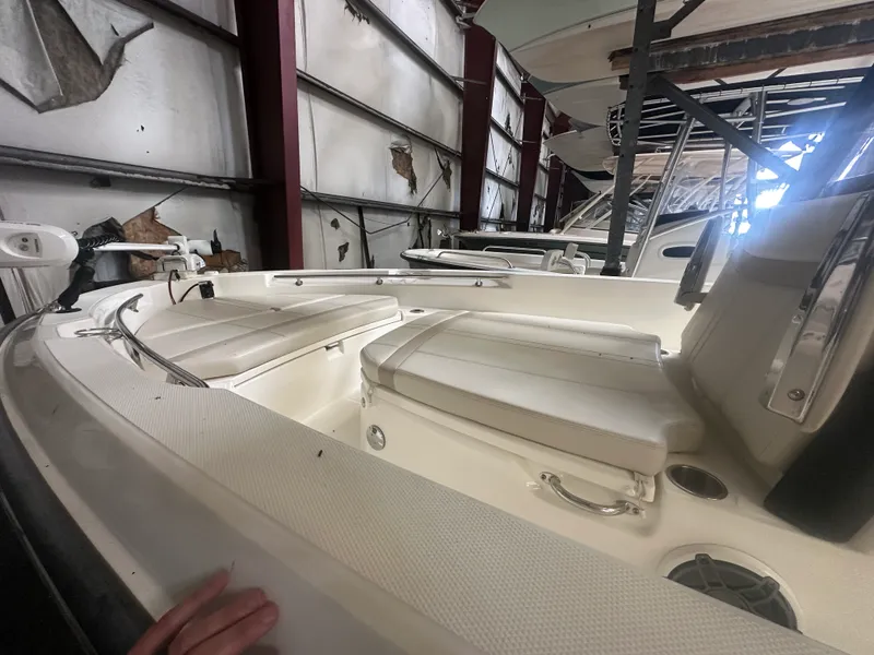 Slide: The Image of Boston Whaler 220 DAUNTLESS 2023 - 2