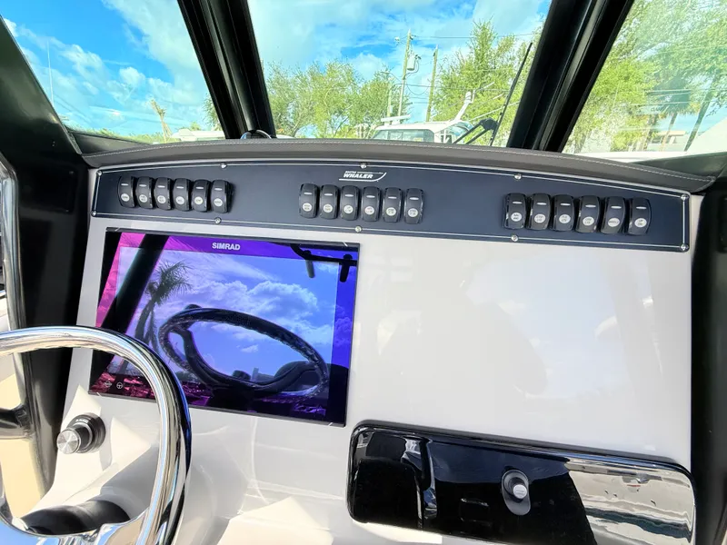 Slide: The Image of Boston Whaler 280 Outrage 2026 - 41