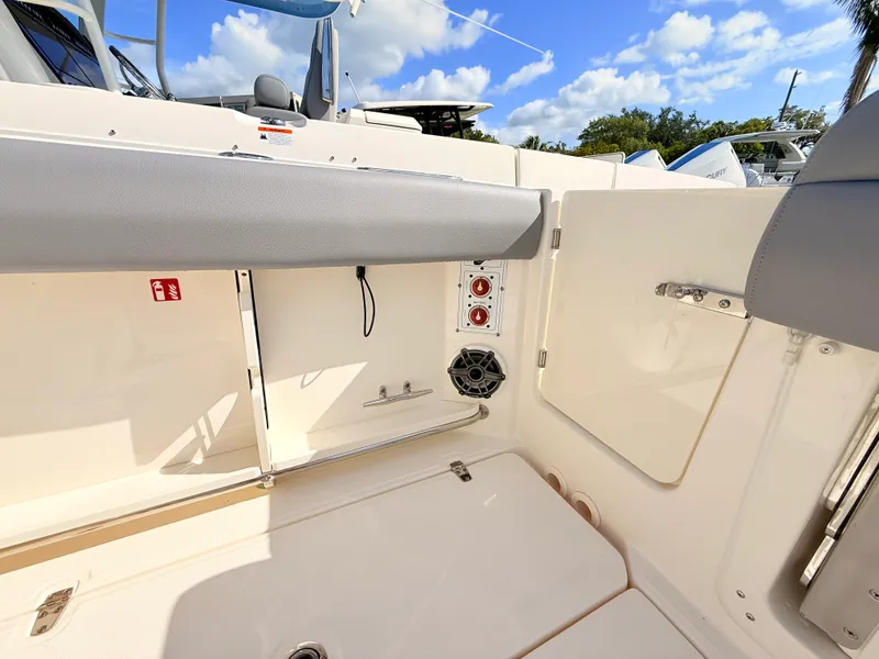 Slide: The Image of Boston Whaler 280 Outrage 2026 - 20