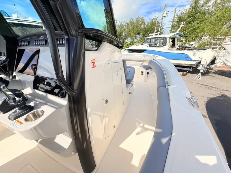 Slide: The Image of Boston Whaler 280 Outrage 2026 - 42