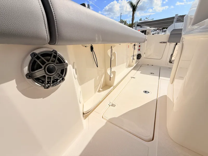 Slide: The Image of Boston Whaler 280 Outrage 2026 - 24