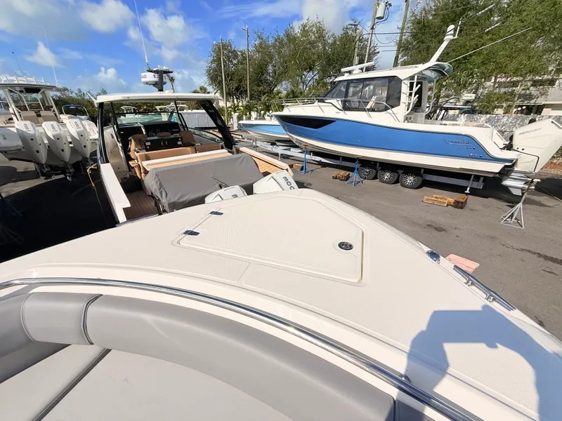 Slide: The Image of Boston Whaler 280 Outrage 2026 - 57