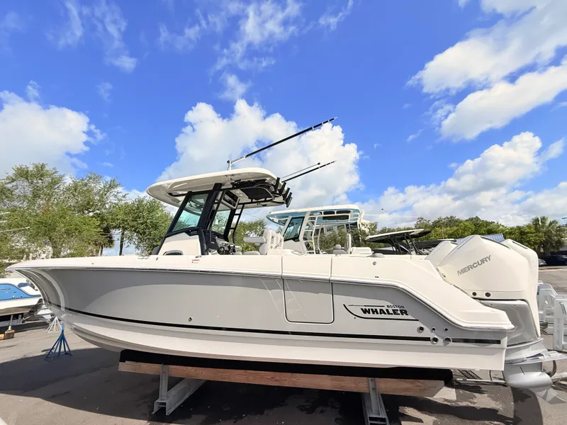 The Image of Boston Whaler 280 Outrage 2026 - 0