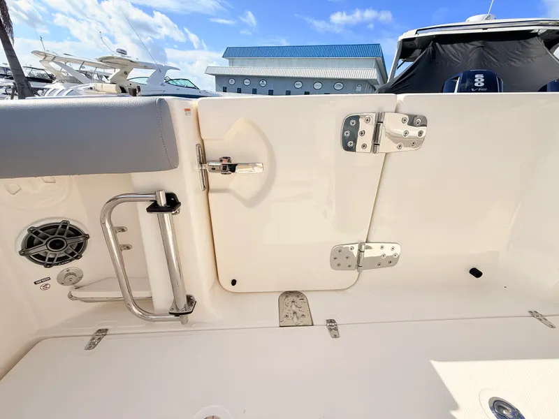 Slide: The Image of Boston Whaler 280 Outrage 2026 - 29