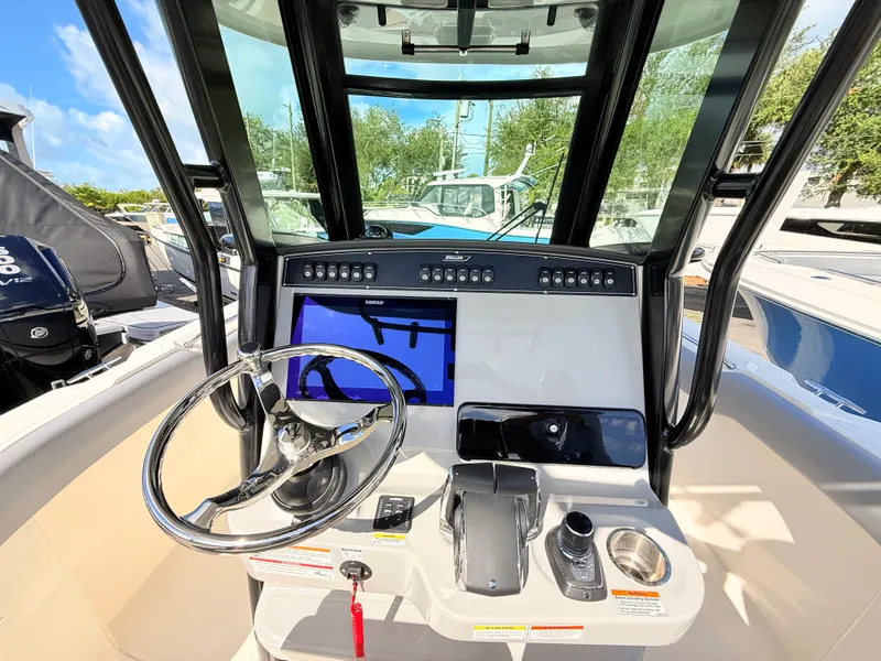 Slide: The Image of Boston Whaler 280 Outrage 2026 - 35