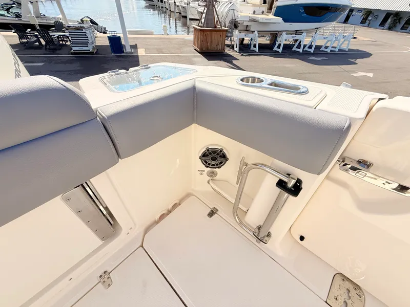 Slide: The Image of Boston Whaler 280 Outrage 2026 - 17