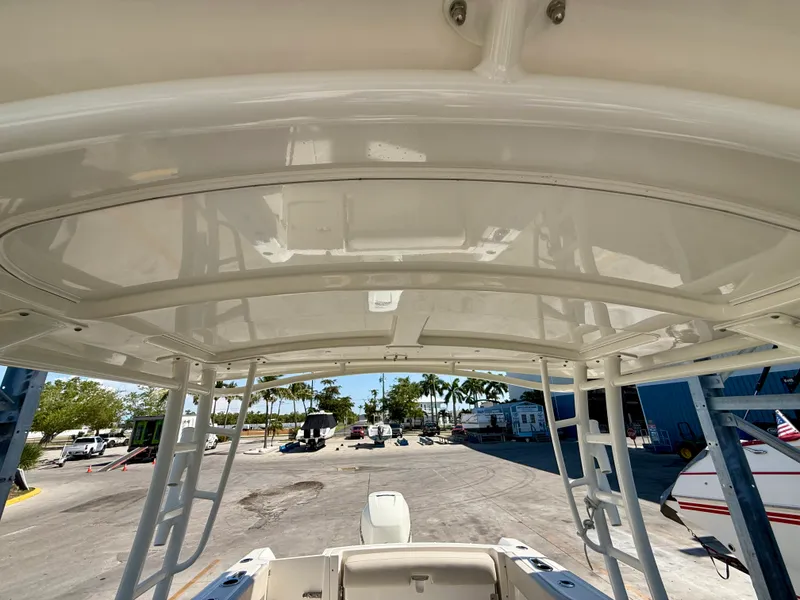 Slide: The Image of Boston Whaler 230 VANTAGE 2017 - 28