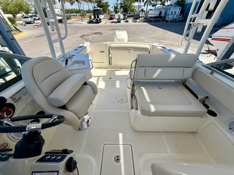 Slide: The Image of Boston Whaler 230 VANTAGE 2017 - 27